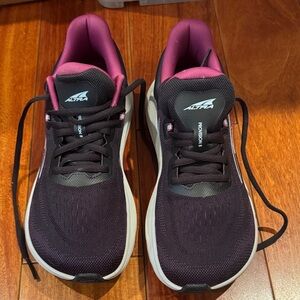 Altra Women's Athletic Shoes          size 8 1/2